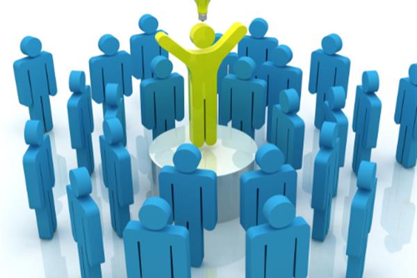 Empresa liderando con equipo diverso